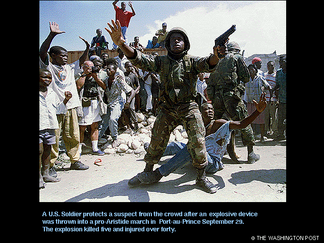 1995 r. Nagroda dla Carol Guzy z The Washington Post za jej serię zdjęć ilustrujących kryzys na Haiti i jego następstwa.