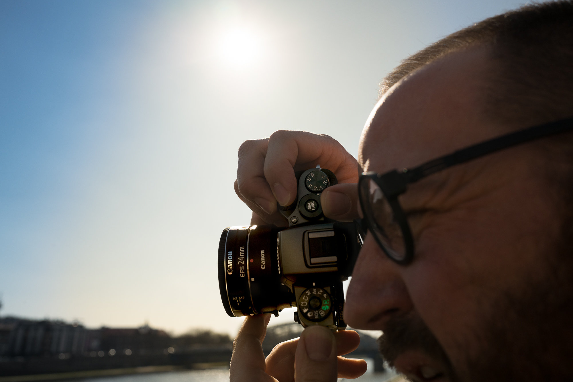 Canon EOS M5 to interesujący aparat dla początkujących. Jest prosty w obsłudze i zapewnia niema wszystko to, co mają smartfony - świetny dotykowy ekran, możliwość obróbki i W-Fi. A jakość zdjęć jest o wiele lepsza.